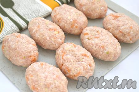 Делим получившийся фарш на 8 частей. Из каждой части формируем ленивый голубец в форме котлеты.