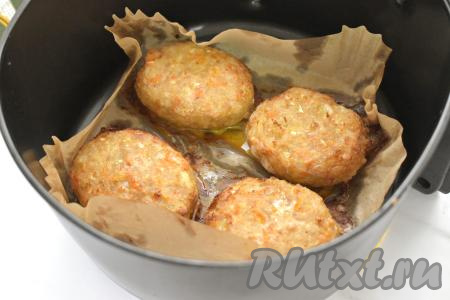 Выставляем температуру на 180 градусов, а время - на 30 минут. Через 15 минут ленивые голубцы нужно перевернуть и готовить ещё 15 минут. В зависимости от мощности аэрогриля общее время приготовления голубцов может быть увеличено на 5 минут. У меня аэрогриль мощностью 1400 Ватт, поэтому я перевернула ещё раз ленивые голубцы и готовила их ещё 5 минут.