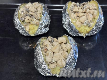 Затем переложить картошины в форму для запекания (или на противень). Выложить начинку из курицы и грибов поверх картофельного пюре. 