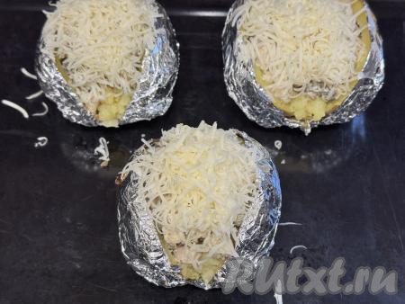 Поверх начинки равномерно распределить сыр, натёртый на мелкой тёрке. 