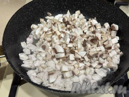 К обжаренному куриному мясу добавить шампиньоны, нарезанные достаточно мелко, перемешать. Обжарить грибы с курицей в течение 10 минут, иногда перемешивая. В конце жарки посолить по вкусу, перемешать и начинка для крошки-картошки готова. 