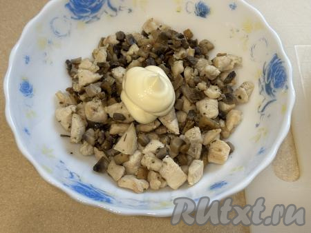 Переложить начинку со сковороды на тарелку, добавить майонез, перемешать. 