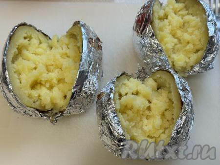 С помощью вилки размять картофель в пюре.