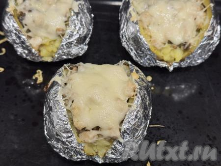 Отправить форму (или противень) в духовку, разогретую до 200 градусов, запекать крошку-картошку с курицей и грибами минут 5-7 (до расплавления сыра). 