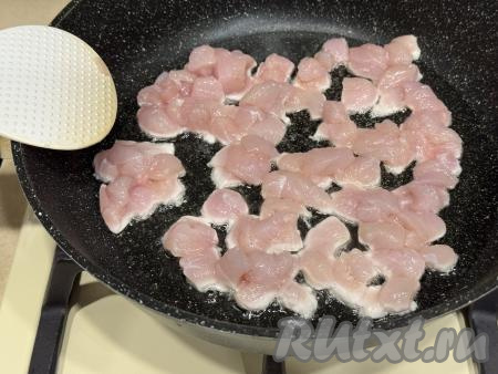 Пока картофель запекается, займёмся начинкой. Куриное филе нужно промыть водой, обсушить. Разогреть в сковороде растительное масло, уменьшить огонь до среднего, выложить куриное филе, нарезанное на небольшие кусочки. 