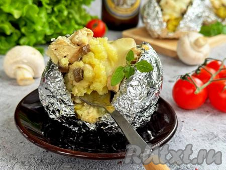 Аппетитную, вкусную, ароматную крошку-картошку с нежной начинкой из курицы и грибов в горячем виде подать к столу. 