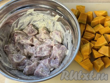 Хорошо перемешать свинину, покрывая её майонезом и специями со всех сторон. 250 грамм тыквы, очищенной от кожуры и семечек с волокнами нарезать на кубики со стороной 1,5 сантиметра. 