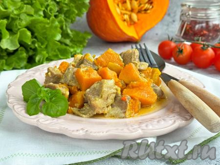 Разложить нежные кусочки свинины с аппетитной тыквой из чаши мультиварки по тарелкам и в горячем виде подать к столу. Блюдо получилось очень удачным. Тыква пропиталась мясным бульоном и ароматом чеснока, поэтому стала наивкуснейшей, она идеально дополнила кусочки свинины. 