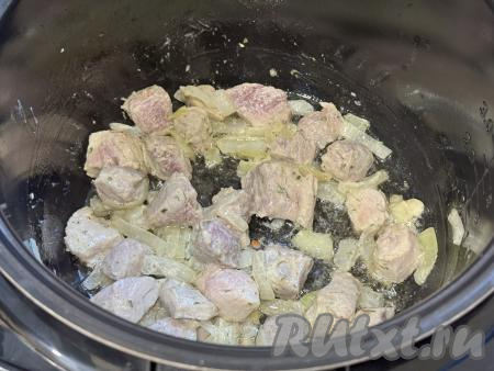 Обжарить свинину с луком в течение 8-9 минут, периодически перемешивая и не закрывая мультиварку крышкой. 