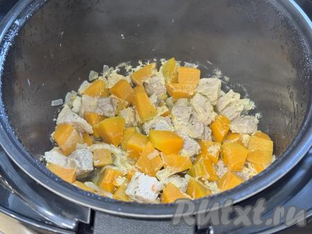 После звукового сигнала открыть крышку мультиварки. И свинина, и тыква должны стать достаточно мягкими. Если мясо или тыква недостаточно мягкие, увеличьте время тушения на 5-10 минут. 