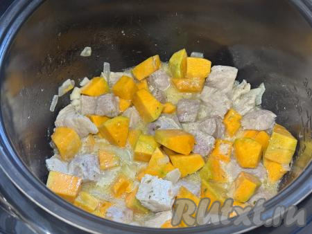 Влить 100 миллилитров воды комнатной температуры. Перемешать свинину с тыквой, закрыть крышку мультиварки. Выставить режим "Тушение" на 30 минут. В процессе томления перемешивать блюдо не нужно.