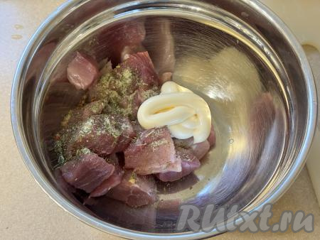 Свинину нарезать на кубики с размером стороны 1,5 сантиметра. Выложить кусочки свинины в миску, добавить майонез, соль и специи (я использую соль, уже смешанную со специями). 