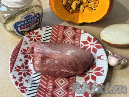Подготовить продукты для приготовления свинины с тыквой в мультиварке. Лук и чеснок почистить. Свинину промыть водой и обсушить.