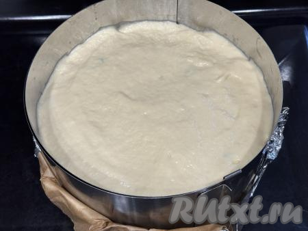 Выложить оставшееся тесто поверх начинки, полностью закрывая всю начинку. Поставить форму в духовку, разогретую до 180 градусов. Выпекать заливной пирог с копчёной курицей минут 40 (пирог должен приятно зарумяниться сверху).