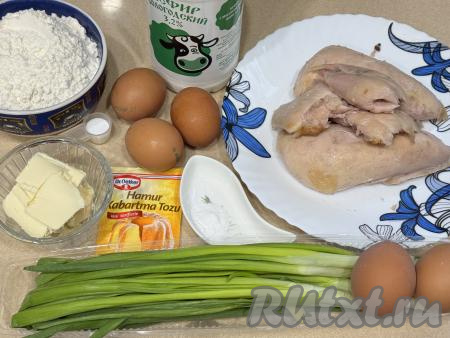 Подготовить продукты для приготовления заливного пирога с копчёной курицей. Кефир для замешивания теста подойдёт любой жирности (я использовала жирностью 3,2%). Для этого пирога я взяла копчёное куриное мясо с бёдер и грудки. 4 яйца отварить в течение 10 минут с момента закипания воды, после этого остудить их и очистить. Зелёный лук вымыть, обсушить. Сливочное масло растопить (удобно растапливать в микроволновке), дать остыть.