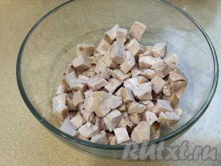 Пока сода гасится в кефире, начнём заниматься начинкой для заливного пирога. Для этого копчёное мясо курицы нужно нарезать на кубики со стороной примерно 1 сантиметр. 