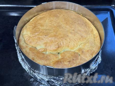 Готовый пирог достать из духовки, слегка остудить в форме. 