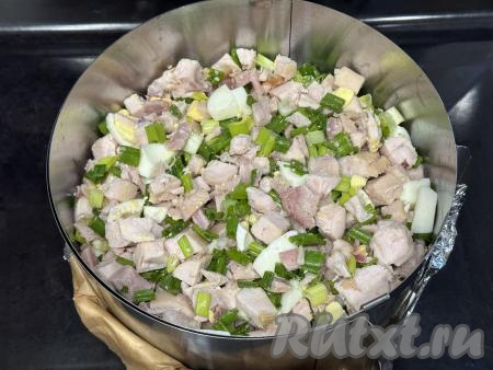 ​​​​​​​Затем аккуратно выложить начинку поверх теста. 