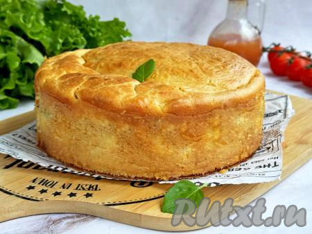 А затем убрать бортики формы, после этого переложить пирог на тарелку.