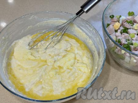 Перемешать тесто венчиком до однородности. Добавить растопленное остывшее сливочное масло, перемешать до однородности тесто венчиком. 