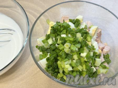 Сюда же добавить мелко нарезанный зелёный лук, по желанию, можно слегка посолить. Перемешать копчёную курицу с яйцами, луком и начинка для заливного пирога готова. 