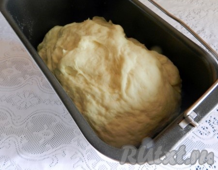 Дрожжевое тесто будет готово через 1 час 25 минут, получается оно очень приятным, тугим, не липким. Если будете замешивать тесто руками, то в глубокой миске соедините воду комнатной температуры, растопленное тёплое сливочное масло, сахар, сухие дрожжи, перемешайте, затем всыпьте муку и добавьте соль, замесите тесто сначала столовой ложкой, а затем руками. Тесто получится очень приятным, достаточно тугим, оно не будет липнуть к рукам. Миску с тестом, замешанным вручную, накройте полотенцем и уберите в тёплое место для подхода на 1 час 30 минут (до увеличения в объёме минимум в 2 раза).
