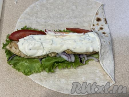 Подвернуть одну часть лаваша на начинку.