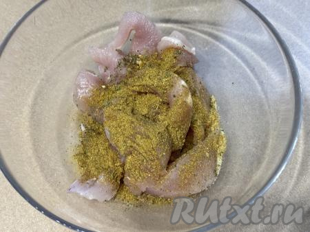 Куриное филе промыть водой, обсушить и нарезать на длинные брусочки толщиной примерно 1,5-2 сантиметра. Поместить мясо в миску, добавить любимые специи и соль по вкусу (я положила карри и смесь соли со специями), перемешать.