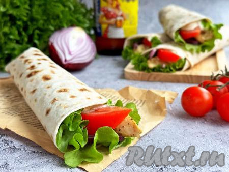 Аппетитные цезарь-роллы с нежным мясом курицы, сочными овощами и пикантным соусом подать к столу. Эта закуска готовится в домашних условиях и просто, и быстро, а получается очень вкусной, попробуйте!