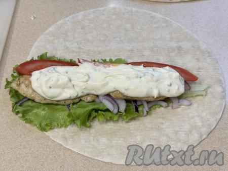 Выложить пару ложек подготовленного соуса поверх начинки.