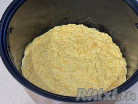 Чашу мультиварки смазать растительным маслом, выложить тесто, разровнять. 