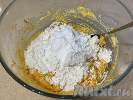 Всыпать весь разрыхлитель и 50 грамм муки, перемешать. 