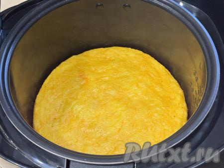 Установить чашу в мультиварку, закрыть крышку, выставить режим "Выпечка" на 1 час. После звукового сигнала, сообщающего об окончании режима, нужно проверить готовность тыквенного манника. Для этого нужно проколоть манник сухой зубочисткой, если после прокалывания зубочистка останется сухой, значит пирог готов. 