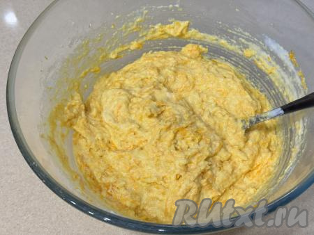 Частями добавляя оставшуюся муку и хорошо вмешивая её, замесить в меру густое тесто для манника, как на фото. В зависимости от сочности тыквы, жирности кефира и размера яйца, может потребоваться немного меньше или больше муки, чем указано в ингредиентах, поэтому ориентируйтесь именно на густоту теста для манника. 