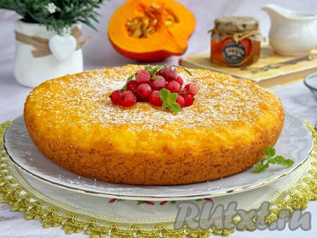 Готовый пирог переложить из чаши мультиварки на тарелку (удобно доставать манник из мультиварки, используя чашу для готовки на пару, которая входит в комплект мультиварки). Дать маннику немного остыть, по желанию, слегка присыпать сахарной пудрой и можно нарезать на кусочки.