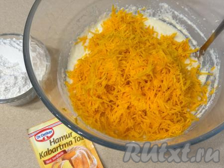 В миску с манкой, набухшей в кефире, добавить натёртую тыкву, перемешать.