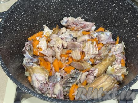Обжарить морковь с луком 5-6 минут, после этого добавить кусочки копчёной курицы, перемешать. Обжарить курицу с овощами 2-3 минуты, периодически перемешивая.