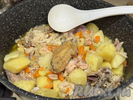 Готовность блюда проверить по картошке, она должна стать достаточно мягкой, легко прокалываться ножом.