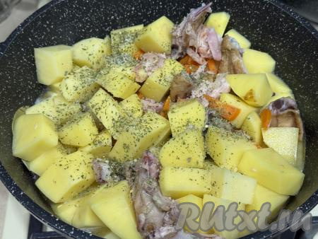 Добавить любимые специи. Влить воду, которая должна доходить практически до верха картошки. Посолить по вкусу. Перемешать картошку с копчёной курицей и овощами. Как только вода закипит, накрыть сковороду крышкой и тушить минут 35-40 на небольшом огне. В процессе приготовления можно блюдо 2-3 раза перемешать, чтобы все ингредиенты равномерно протушились.