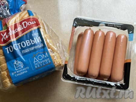 Подготовить продукты для приготовления сосисок в тостовом хлебе в духовке. Сосиски очистить от плёнки. Сосиски лучше брать качественные, от проверенного производителя.