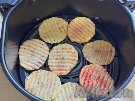 Выложить кружочки картошки в один слой в чашу аэрогриля.