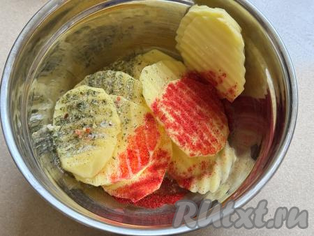 Выложить кружочки картофеля в миску, добавить растительное масло, соль и любимые специи (в качестве специй я использовала молотую паприку).