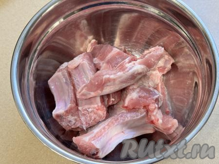 Свиные рёбрышки промыть водой, обсушить. Разрезать рёбра на порционные кусочки. 