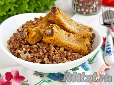 Рассыпчатую гречку вместе в нежными, сочными свиными рёбрышками разложить со сковороды по тарелкам и подать в горячем виде сытное, вкусное, ароматное блюдо к столу.