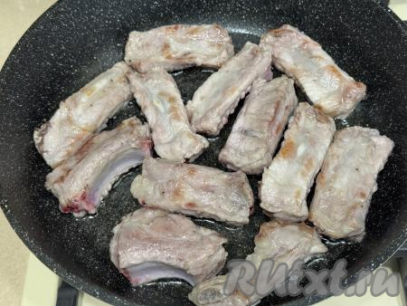 Обжарить рёбра с двух сторон до золотистого цвета на достаточно сильном огне. 