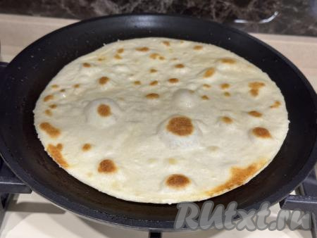 Жарить лепёшку с двух сторон до золотистого цвета. Жарится лепёшка очень быстро!