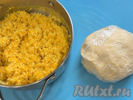 Готовую кашу из пшена и тыквы убрать с огня, слегка остудить. 