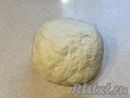 Добавляя частями муку и каждый раз полностью вмешивая её, учитывайте, что тесто должно получиться мягким, нежным, не липнущим к рукам. Завернуть тесто в пищевую плёнку, чтобы оно не заветривалось, и оставить на время, пока доваривается, а затем слегка остывает каша. 