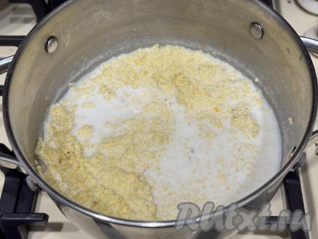 После закипания воды варить пшено минут 15 на медленном огне, периодически перемешивая. 