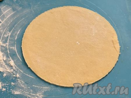 Тесто разделить на 8 равных частей. Каждую часть теста на присыпанной мукой поверхности раскатать в лепёшку диаметром 16 сантиметров. Поверх раскатанного теста приложить тарелку диаметром 16 сантиметров, обрезать края теста, чтобы у лепёшки были ровные края. Обрезки теста, оставшиеся после раскатывания 8 лепёшек, собрать и тоже раскатать в лепёшку, в результате у меня получились 9 раскатанных лепёшек.